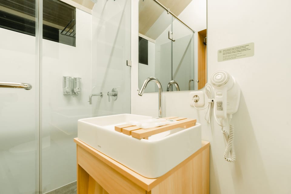 Shower, rainfall showerhead, free toiletries, bidet