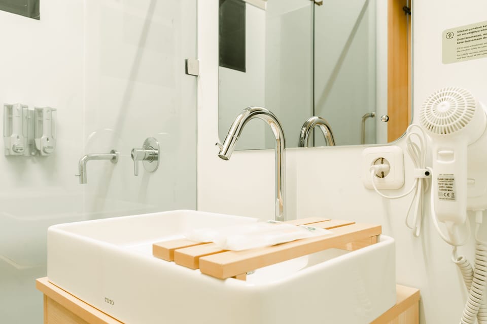 Shower, rainfall showerhead, free toiletries, bidet