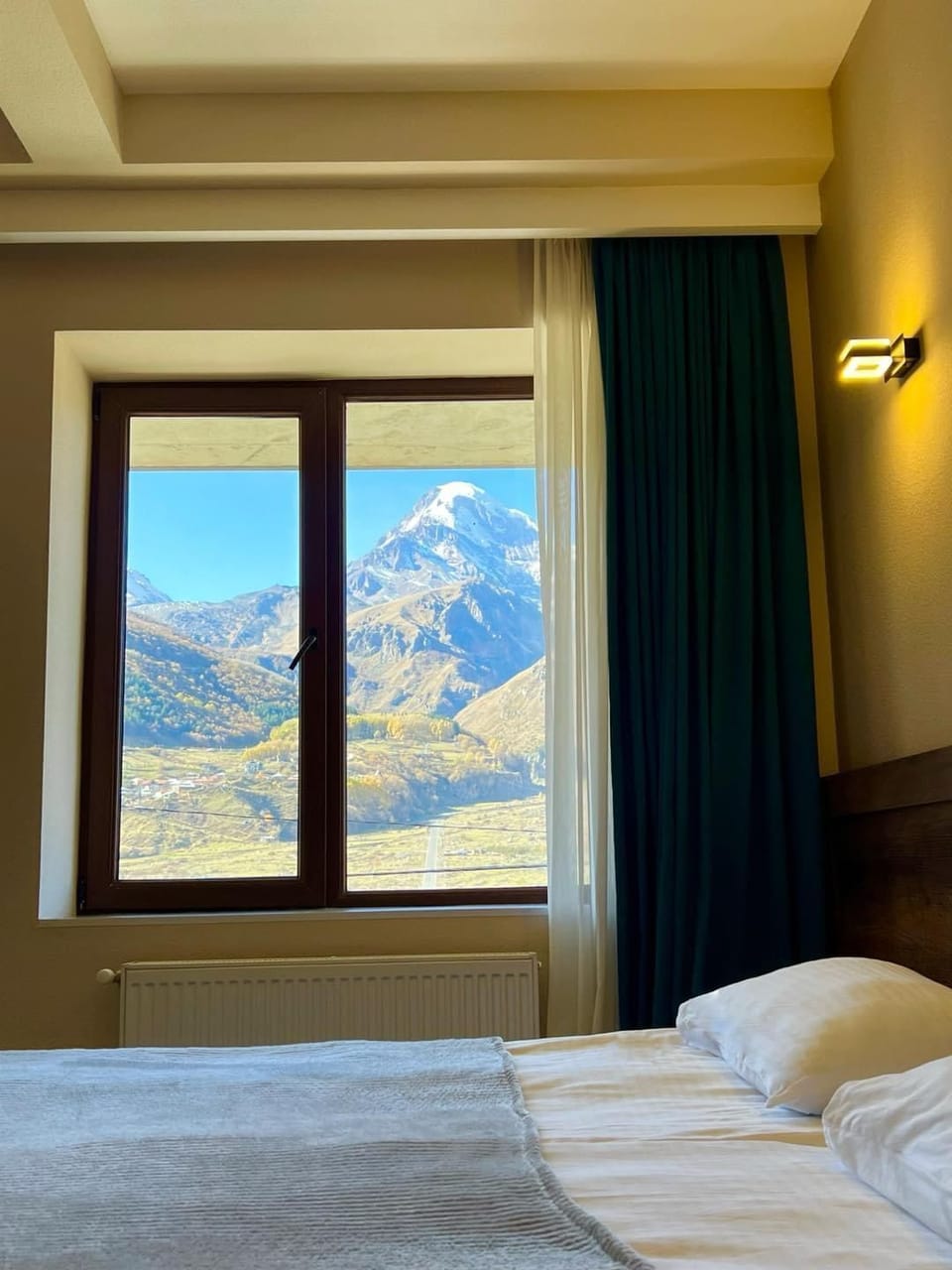 Deluxe Double or Twin Room, Mountain View | Pillowtop beds, free WiFi, bed sheets