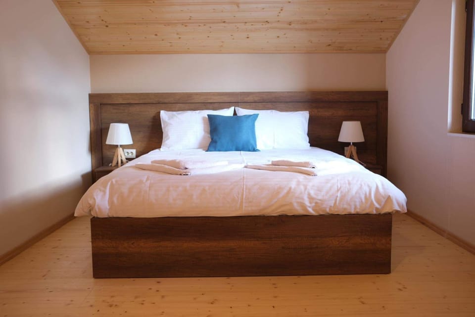 Comfort Double or Twin Room, Mountain View | Pillowtop beds, free WiFi, bed sheets