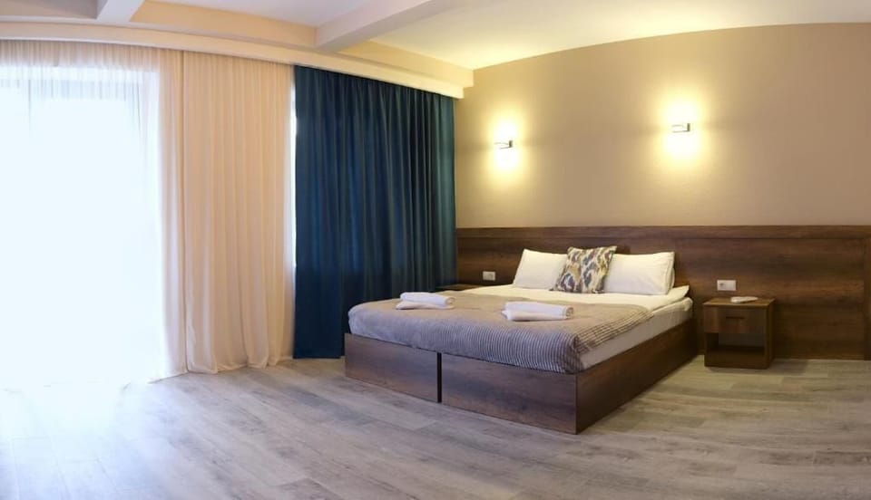 Deluxe Double or Twin Room, Mountain View | Pillowtop beds, free WiFi, bed sheets