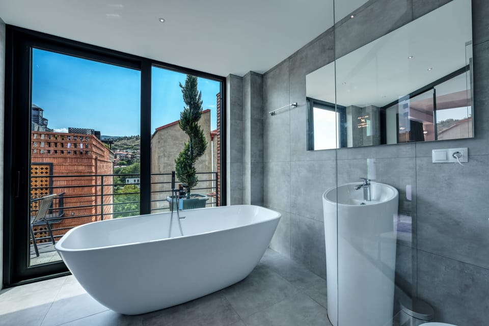 Deluxe Double Room | Bathroom shower