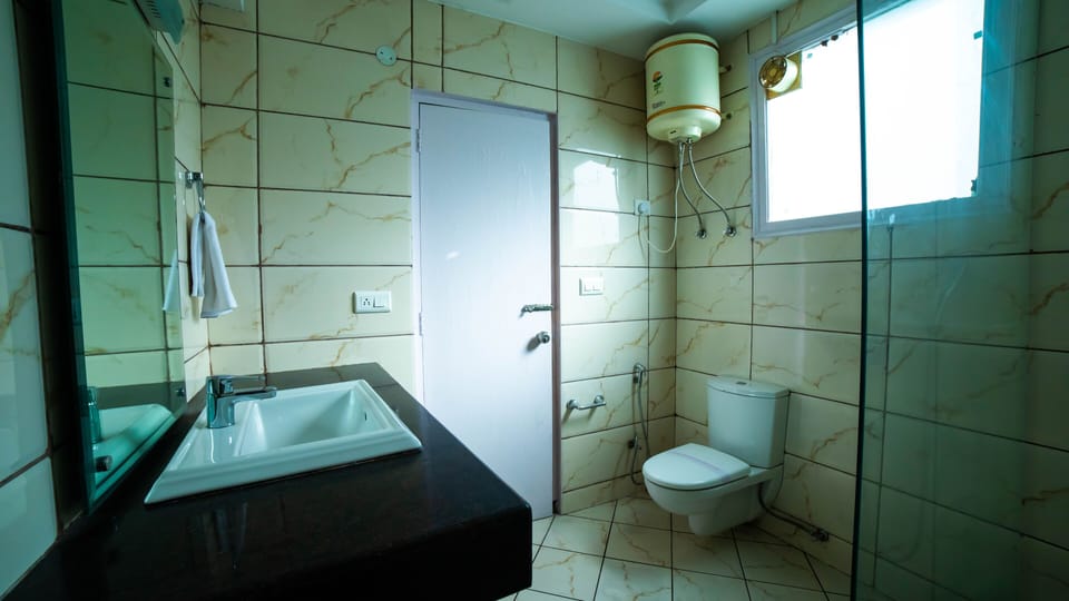 Deluxe Room | Bathroom | Free toiletries, hair dryer, slippers, towels