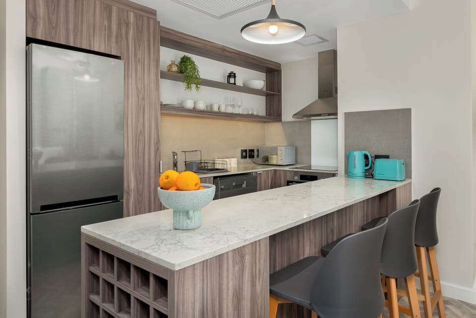 Design Apartment | Living area | 40-inch flat-screen TV with cable channels, Netflix, streaming services