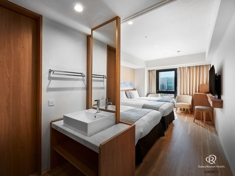In-room safe, WiFi (free), bed sheets