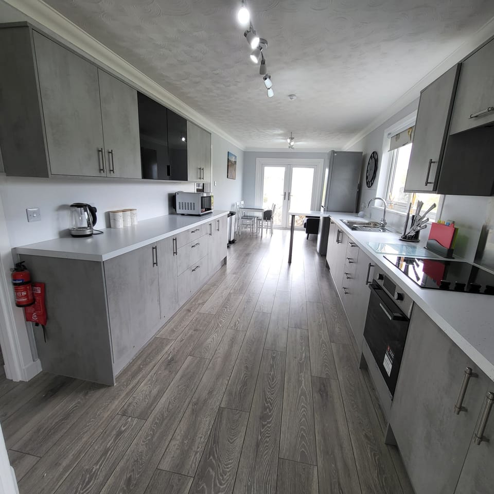 Fridge, dishwasher, cookware/dishes/utensils