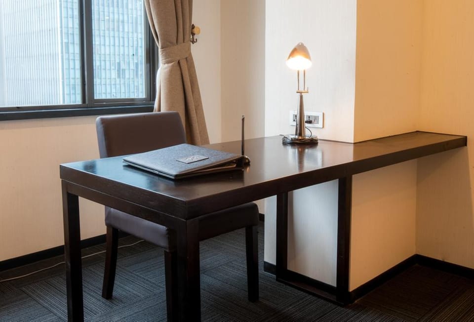Deluxe Room, Balcony | Premium bedding, free minibar items, in-room safe, desk
