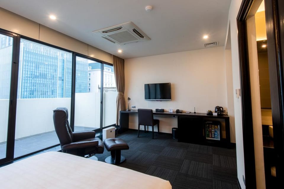 Deluxe Room, Balcony | Premium bedding, free minibar items, in-room safe, desk