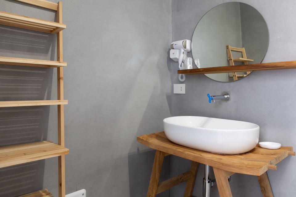 Family Quadruple Room | Bathroom | Shower, rainfall showerhead, free toiletries, hair dryer
