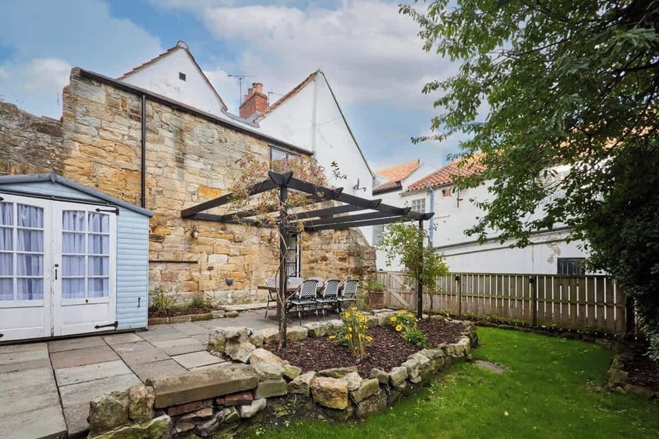 Cragg Cottage, Whitby - Host & Stay