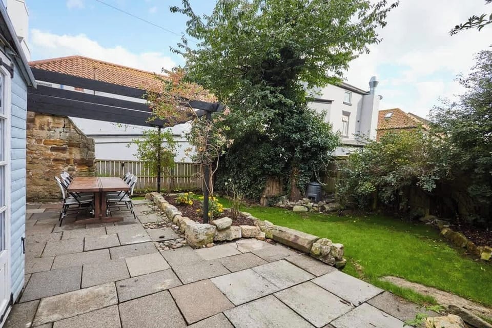 Cragg Cottage, Whitby - Host & Stay