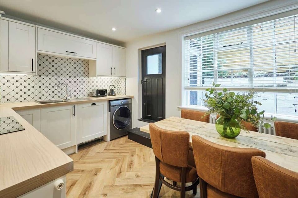 Cragg Cottage, Whitby - Host & Stay