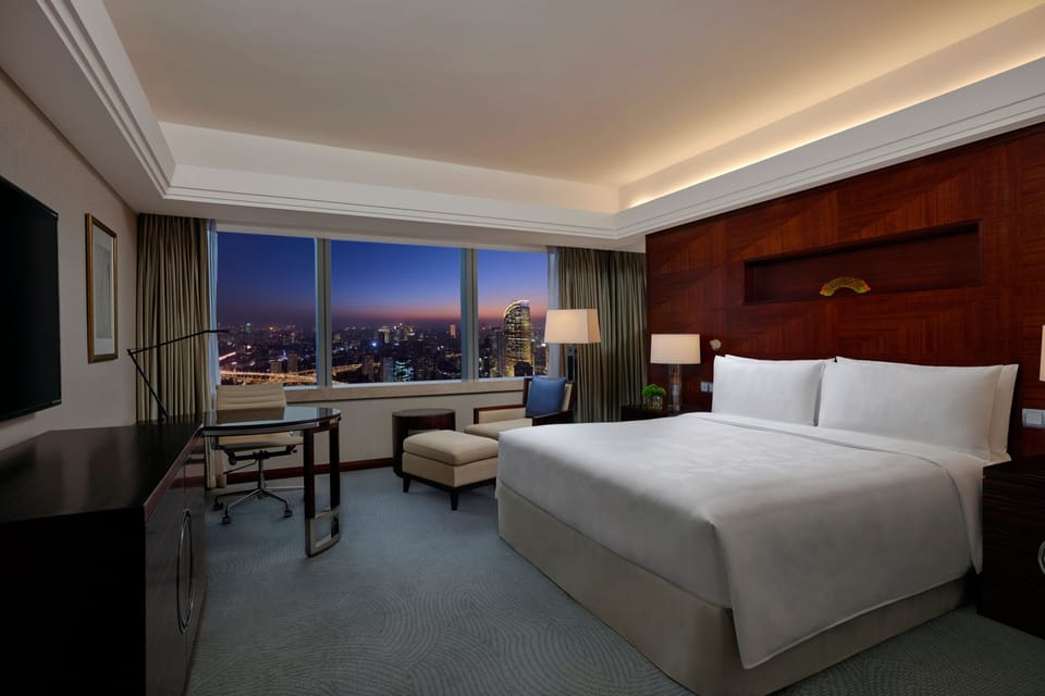 Premium bedding, down comforters, minibar, in-room safe