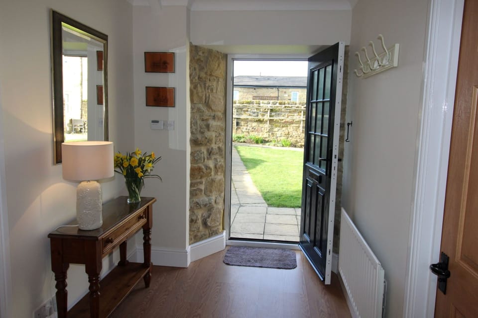 Buttermilk Cottage - Hallway leading to outside courtyard
