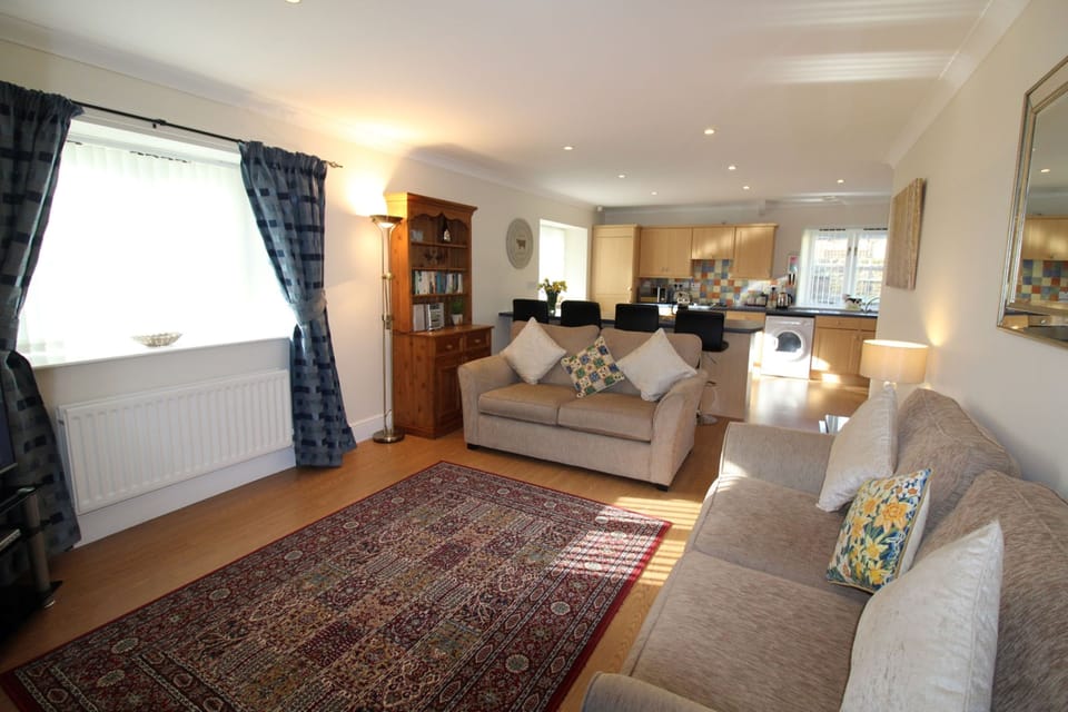 Buttermilk Cottage - Spacious open plan living  area with breakfast bar