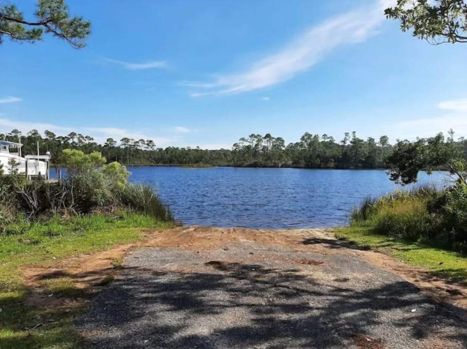 Boat ramp and ocean access 1.5 blocks away