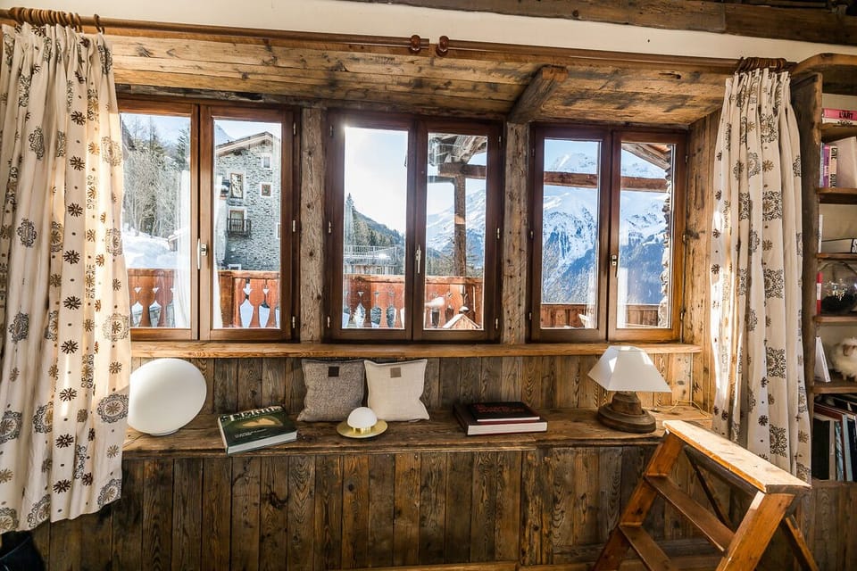 Vue du salon sur la montagne et l'ancienne école