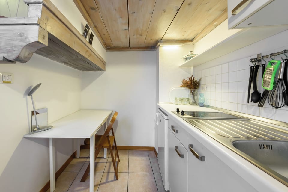 Basic Studio | Private kitchen | Mini-fridge, stovetop, cookware/dishes/utensils