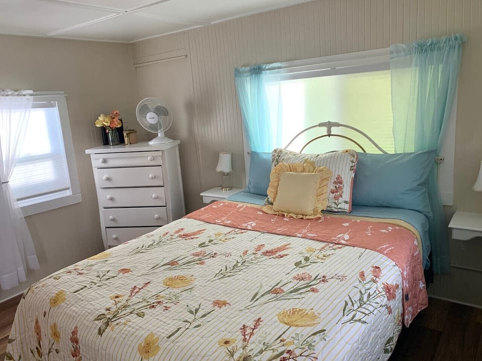 Main bedroom with a comfortable queen sized bed.