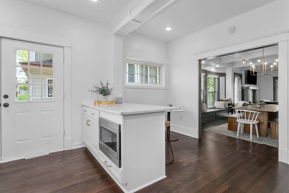 Breakfast Bar / Dining