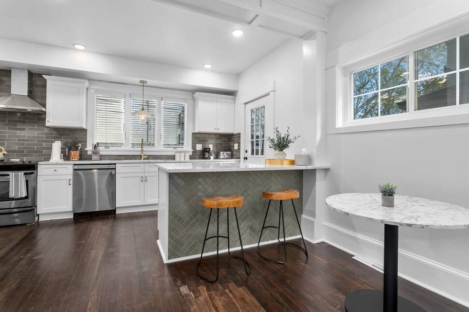 Kitchen / Breakfast Bar