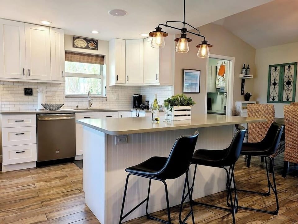 Breakfast Bar Dining for 3! 