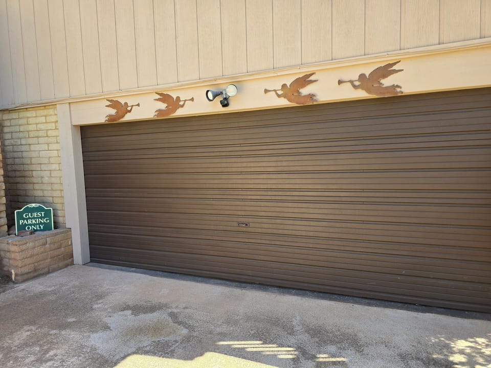 PARKING FOR GUESTS ONLY