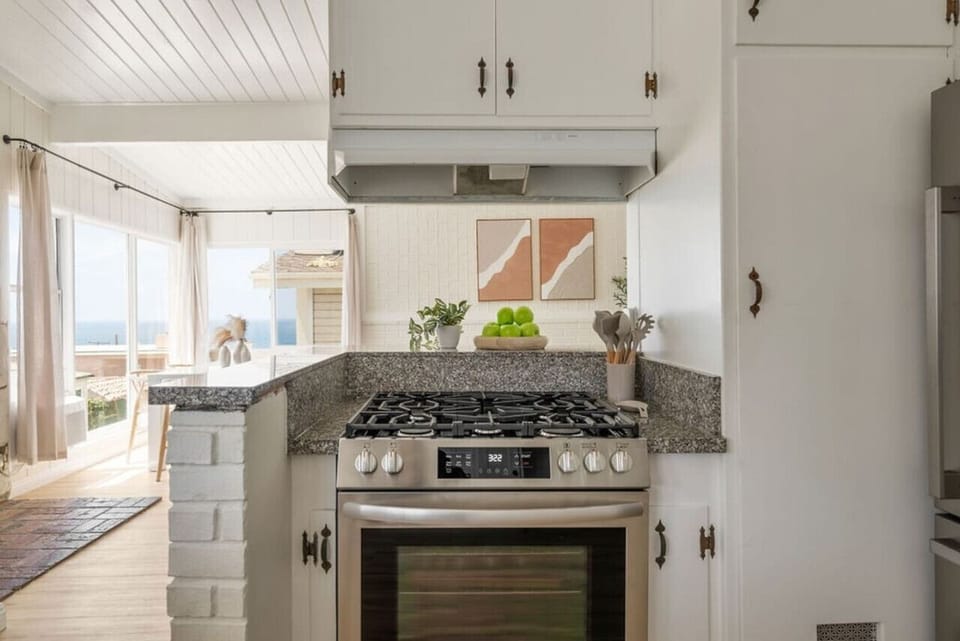 4-burner stove and oven