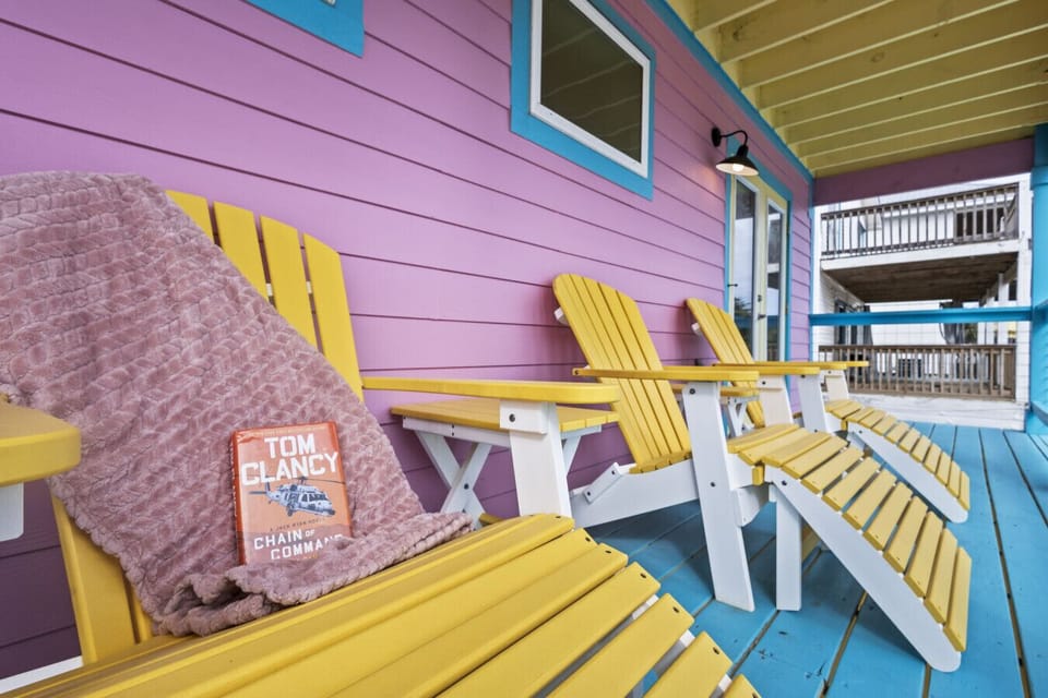 Enjoy the sea air and enjoy a good book on the covered balcony overlooking pool