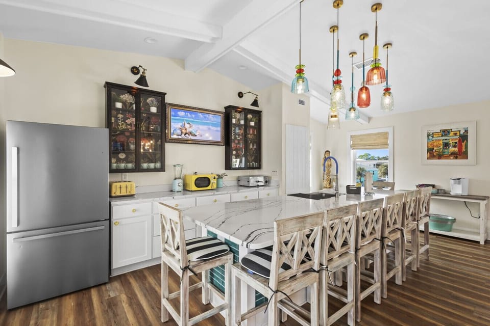 Top Floor Large Island w/Seating for 8