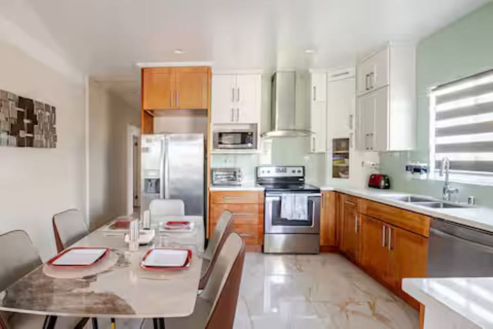 Kitchen:Spacious&fully equipped with modern appliances for comfortable meal prep