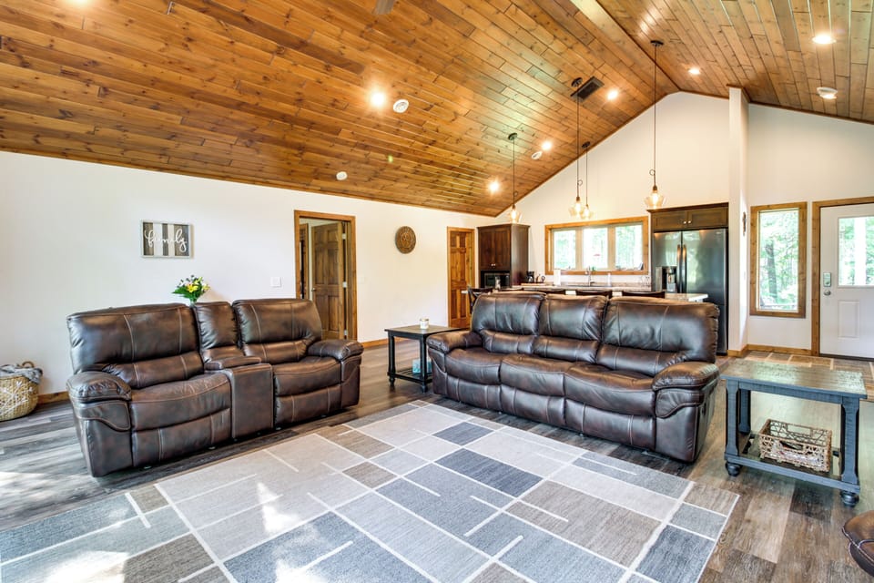 Living Room | Free WiFi | Smart TV | Wood-Burning Stove | Central A/C