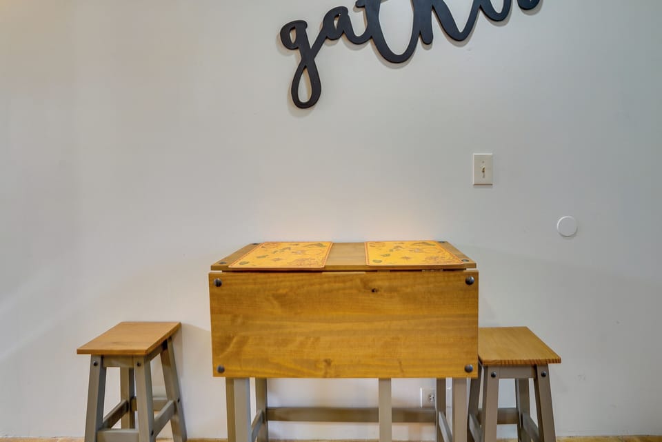 Dining Area | Dishware/Flatware Provided