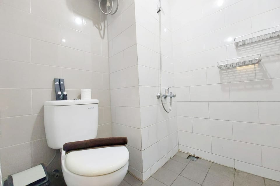 Studio | Bathroom | Shower, towels