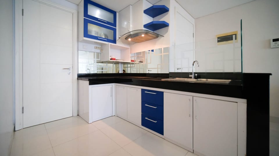 Apartment | Private kitchen | Full-size fridge, stovetop
