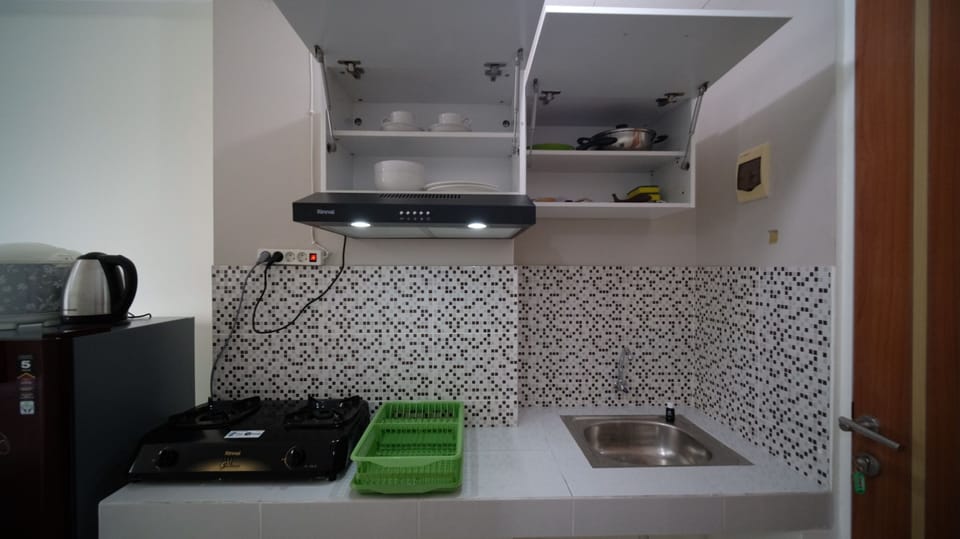 Studio | Private kitchen | Full-size fridge, stovetop