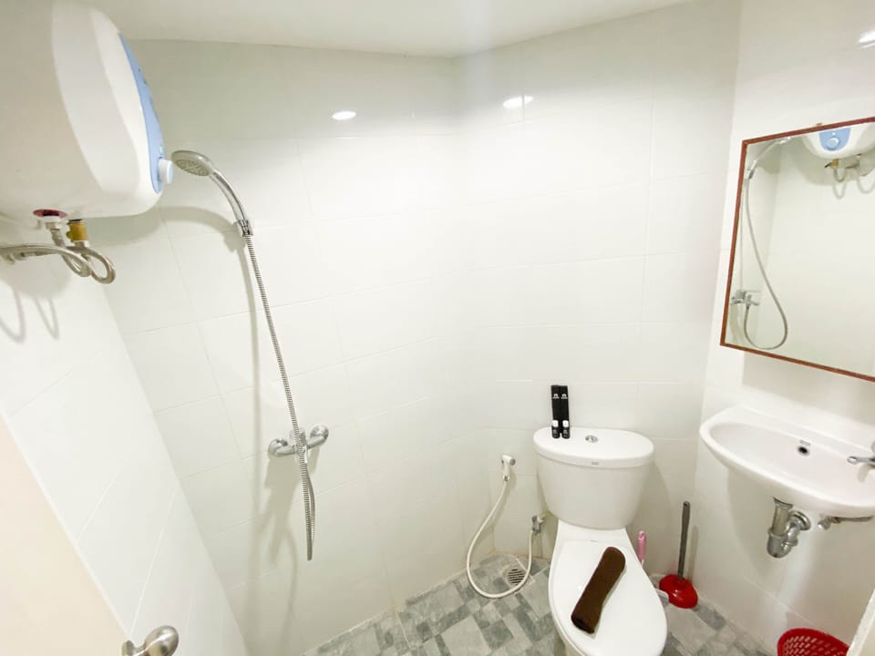 Studio | Bathroom | Shower, towels