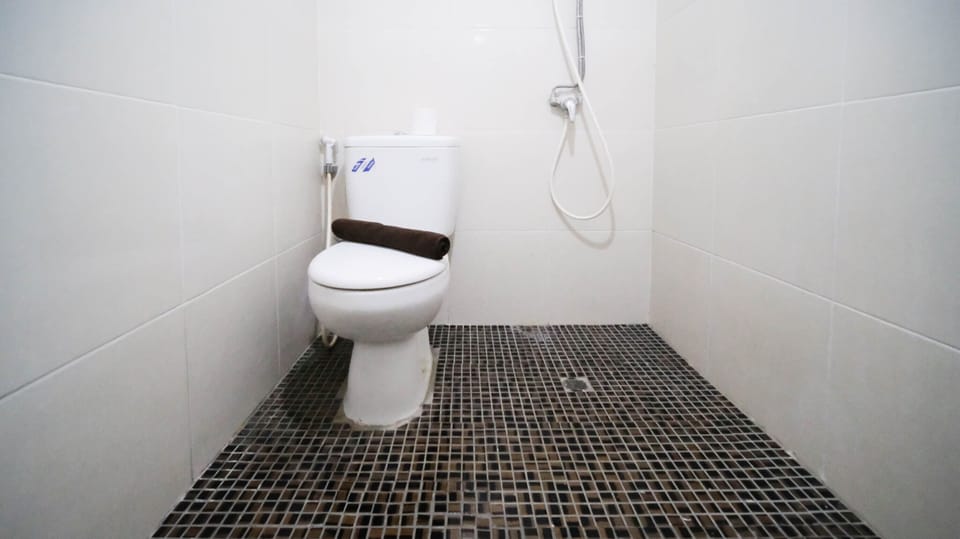 Studio | Bathroom | Shower, towels
