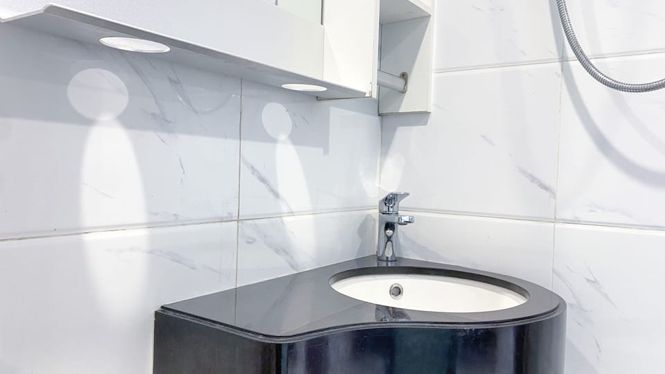 Studio | Bathroom | Shower, towels