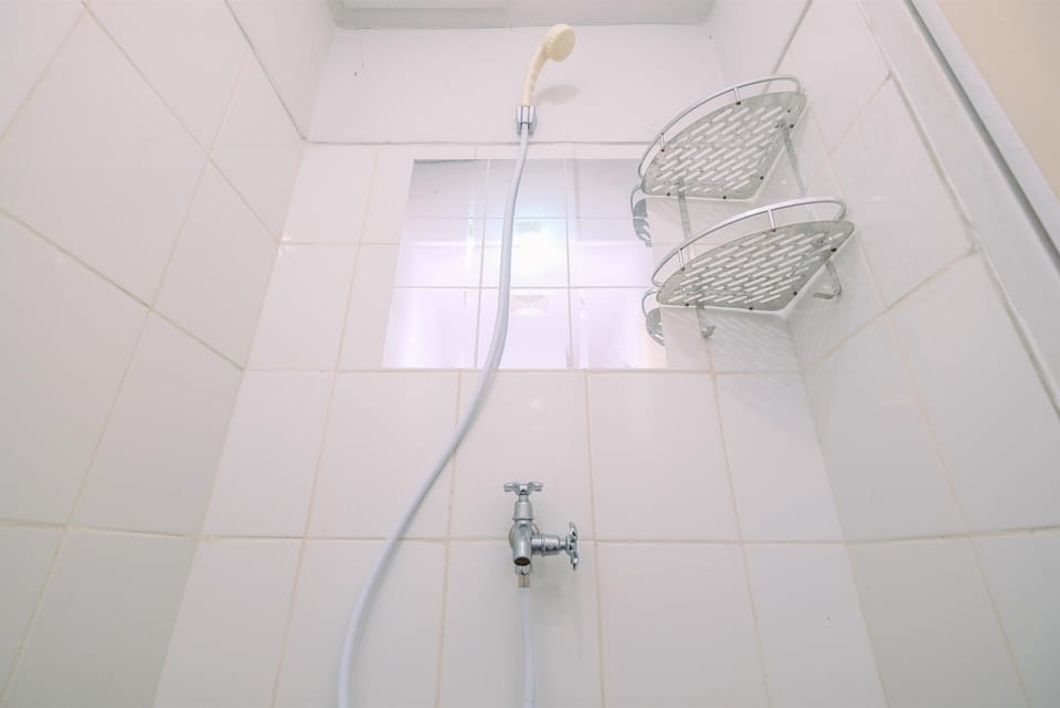 Studio | Bathroom | Shower, towels