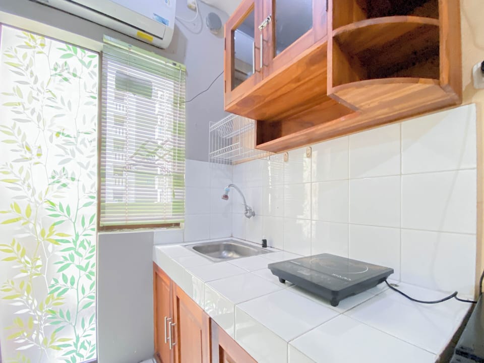 Studio | Private kitchen | Full-size fridge, stovetop