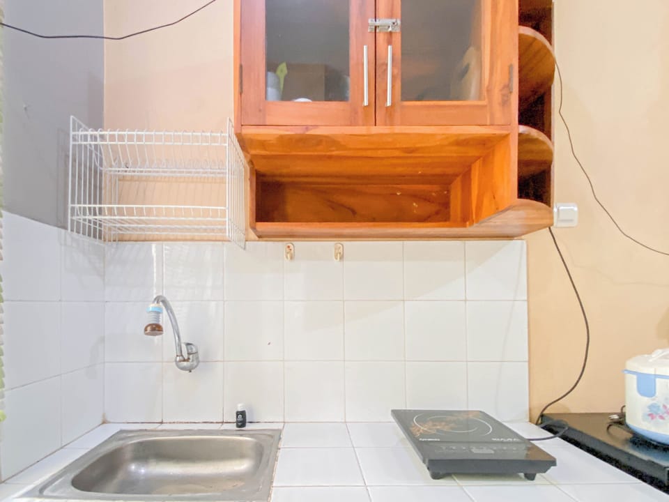 Studio | Private kitchen | Full-size fridge, stovetop