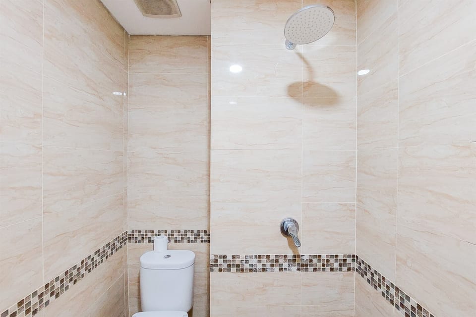 Studio | Bathroom | Shower, towels