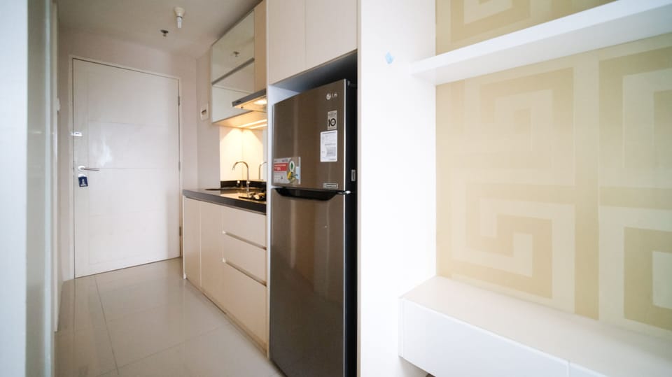 Full-size fridge, stovetop, rice cooker, cookware/dishes/utensils