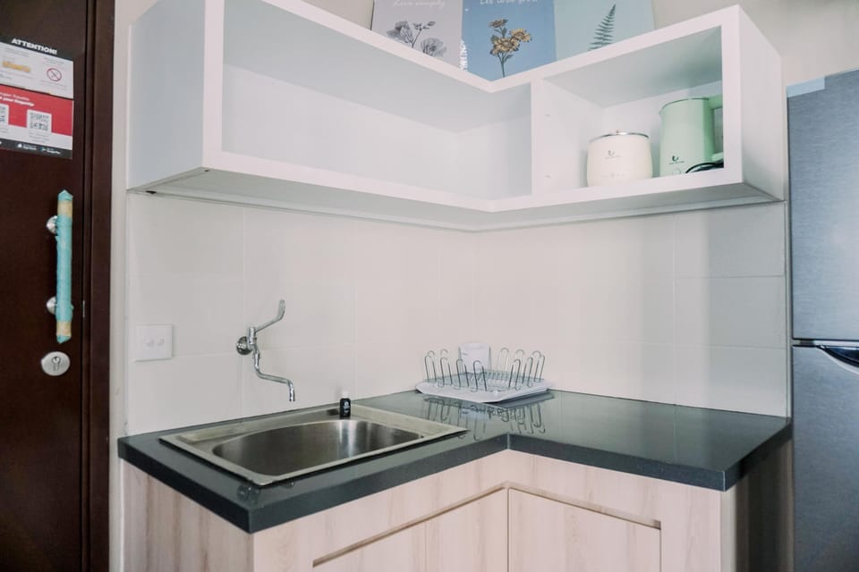 Full-size fridge, stovetop, rice cooker