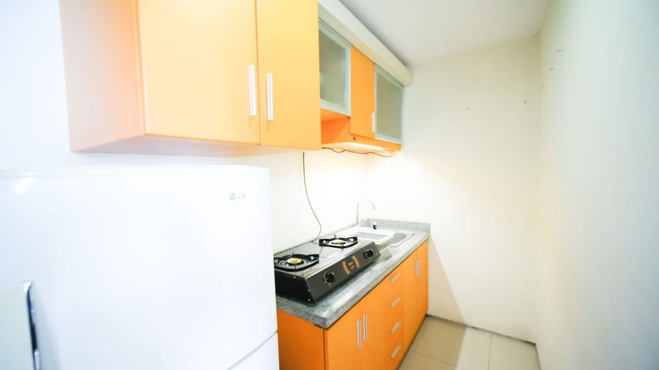 Full-size fridge, stovetop, rice cooker, cookware/dishes/utensils