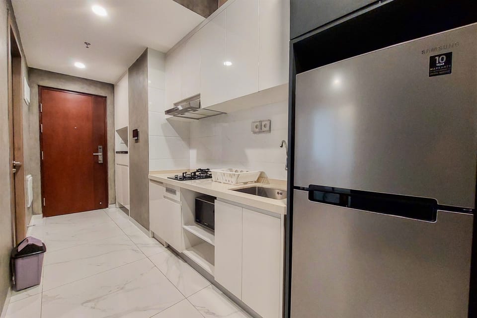 Apartment | Private kitchen | Full-size fridge, stovetop, rice cooker, cookware/dishes/utensils