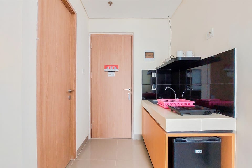 Full-size fridge, stovetop, rice cooker, cookware/dishes/utensils