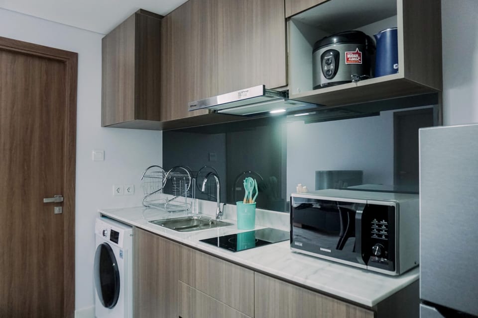 Full-size fridge, stovetop, rice cooker