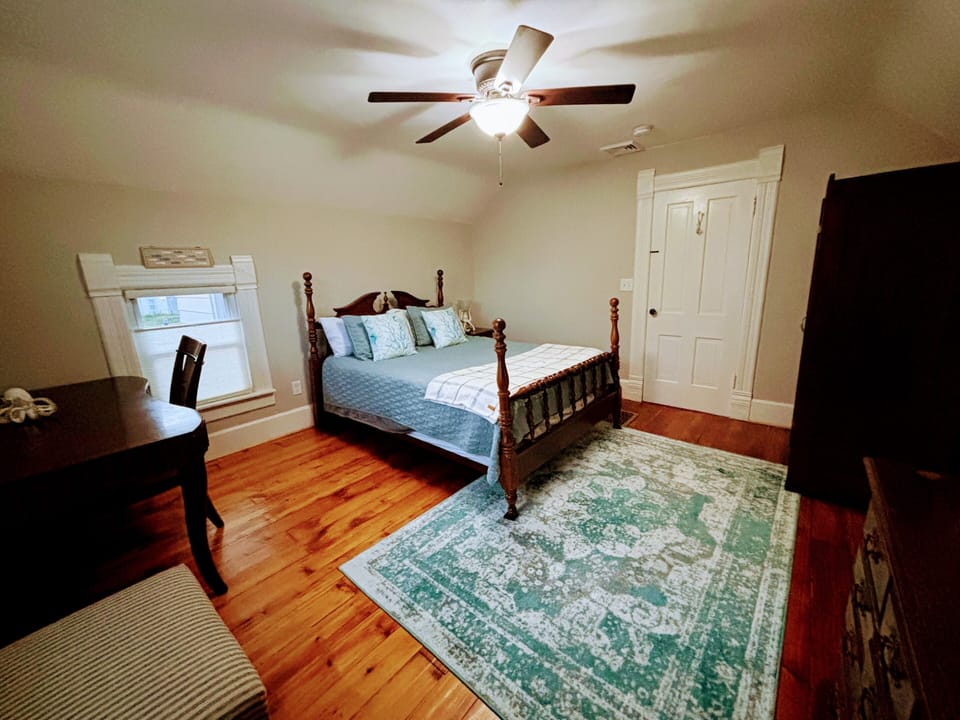 BR# 1 - 2nd Floor Queen Memory Foam X-Large Room w/Desk, TV, ceiling fan